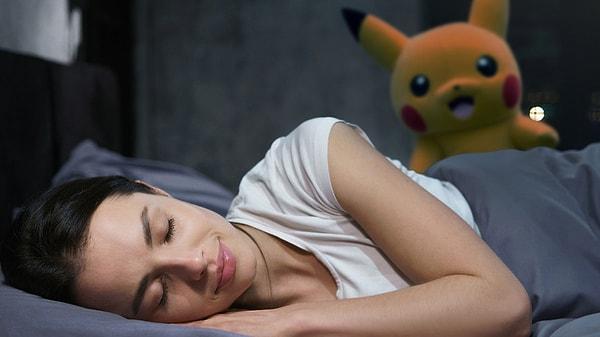 Oyuncular, Pokémon kazanmak için gerçek hayatta yatağa giriyor ve oyunu çoğunlukla uyuyarak oynuyor.
