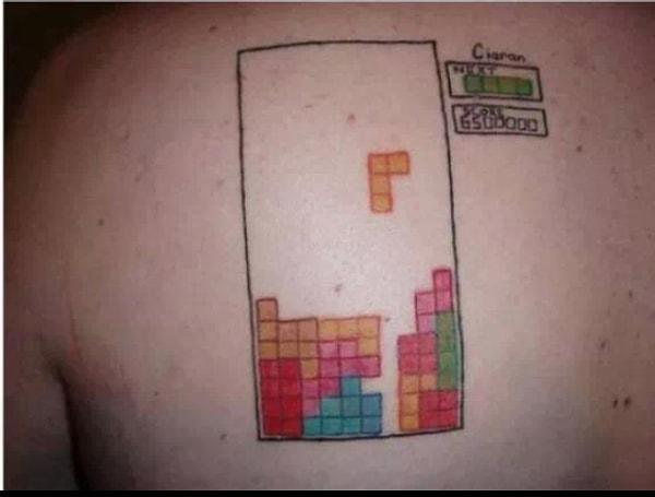 7. Bu oyuncu Tetris'te ulaştığı en yüksek skoru getiren ekranın görüntüsünü sırtına dövme yaptırmış.