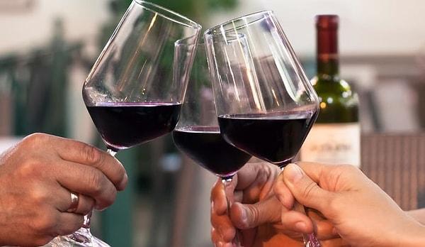 Şarabın böyle içilmesi sosyal medya kullanıcılarının tepkilerine yol açtı. Hızla yayılarak viral olan videoya tepki yağdı.