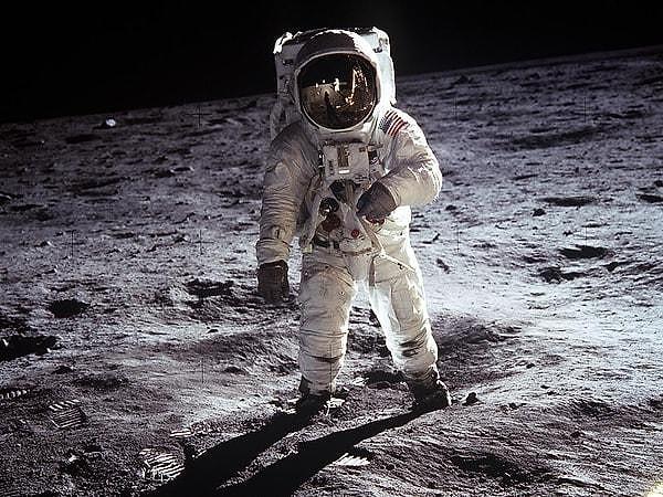 Bu toz, Apollo uzay giysilerinin contalarının dışarıda sadece birkaç saat içinde tozla dolmasına neden olduğu için büyük bir sorun ve Artemis ekibi gelecekte Ay'ın yüzeyinde yaklaşık 2.500 saat geçirmeyi umuyor.