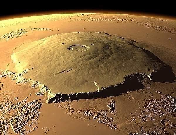 2. Güneş sistemindeki en yüksek dağ, Mars'taki 25 km yüksekliğe sahip Olympus Mons'tur 👇