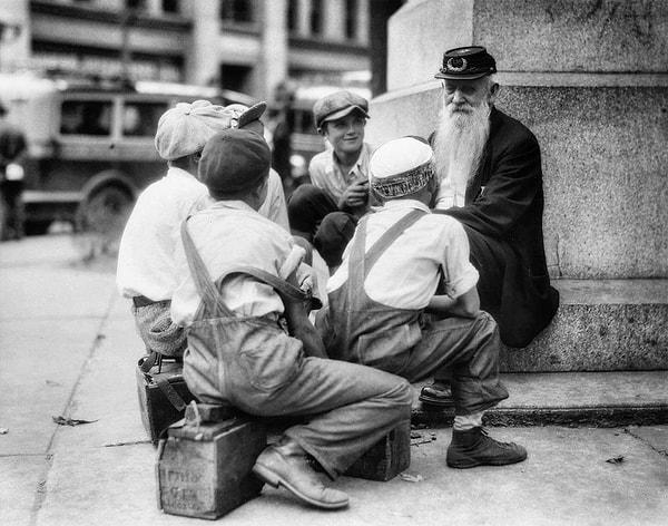 1. Ayakkabı boyacısı çocuklar bir İç Savaş Gazisi ile konuşurken. (1920'ler)