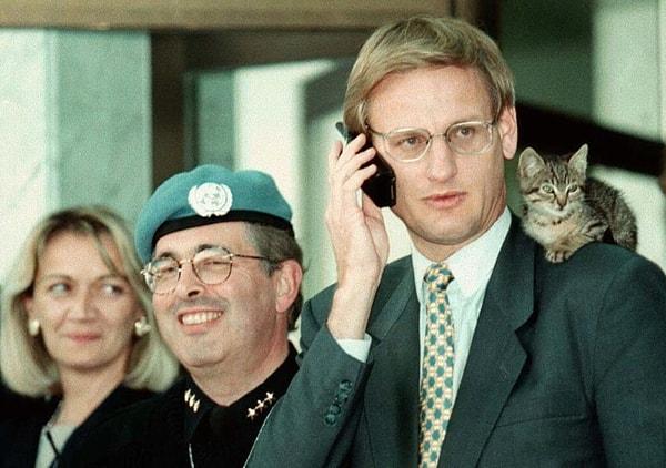 9. İlk "Bosna Hersek Yüksek Temsilcisi" ve eski İsveç Başbakanı Carl Bildt ile bir kedi dostu. (1996)
