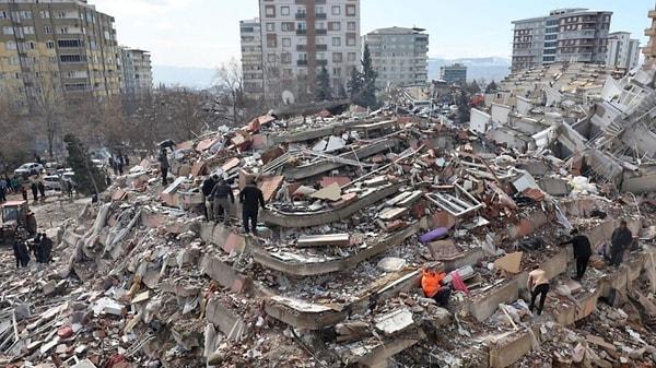 Kahramanmaraş merkezli depremlerin vurduğu bölge ile ilgili de Prof. Dr. Ercan, artçıların 4-5 yıl daha süreceğini belirterek, “6 Şubat’taki depremin ardından yaşanan artçılar gayet olağan. Daha büyük bir deprem olasılığı söz konusu değildir. Adana’daki Kozan ve Göksun için uyarı yapmıştım. O deprem 5.5 büyüklüğünde meydana geldi. O bölgede daha büyük bir deprem beklentisi içinde değilim. O kırığın da Adana’ya doğru devam etmesini beklemiyorum. Savrun kırığı dinginliğe erişmiştir” dedi.