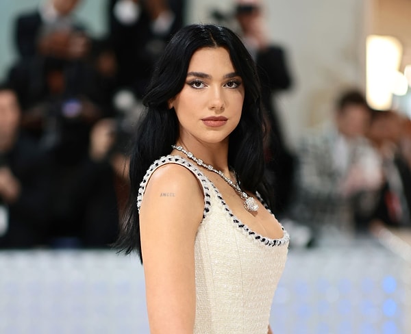 Arnavut asıllı Dua Lipa son zamanların en popüler isimlerinden olmayı başardı.