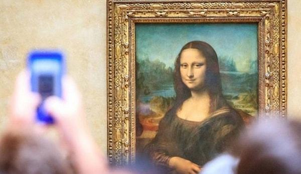"Günümüzde yaşasaydı nasıl görünürdü?" temasıyla yorumlanan Mona Lisa tablosunda, yapay zeka tarafından çizilen gözler daha dikkat çekici ve geniş bir formda karşımıza çıktı.
