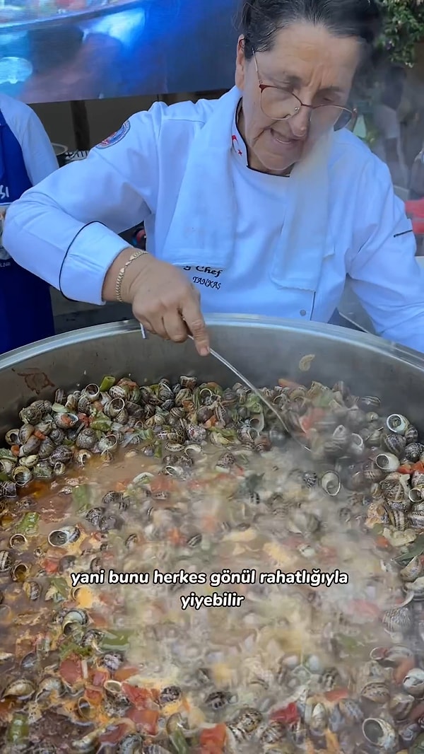 Kadın yemeği yapma aşamasının yanı sıra lezzetinden bahsederken,