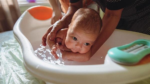 Yenidoğan bebek tuzlu su ile yıkanır veya tuzla ovulur.