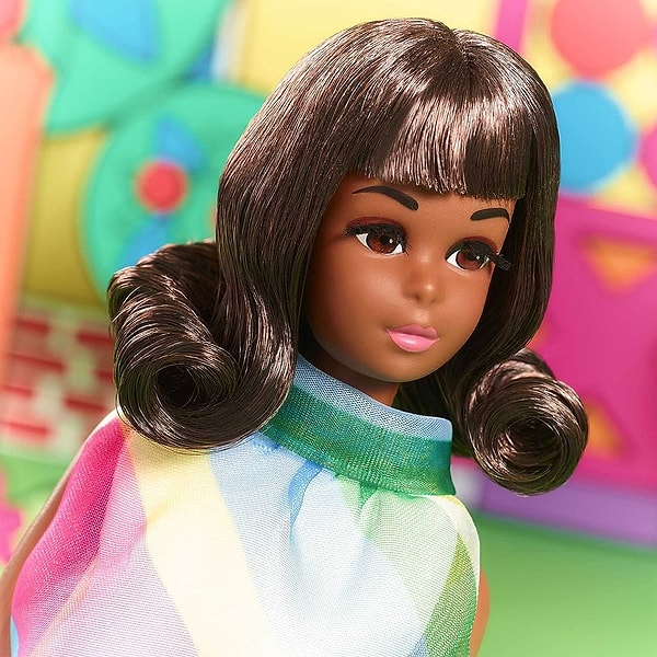 Francie, Barbie'den daha zarif bir fiziksel yapıya sahipti ve kısa bir süre sonra Francie'nin tüm giysilerini paylaşabilen ve onunla aynı beden ölçülerine sahip İngiliz dostu Casey de oyuncak dünyasına katıldı.