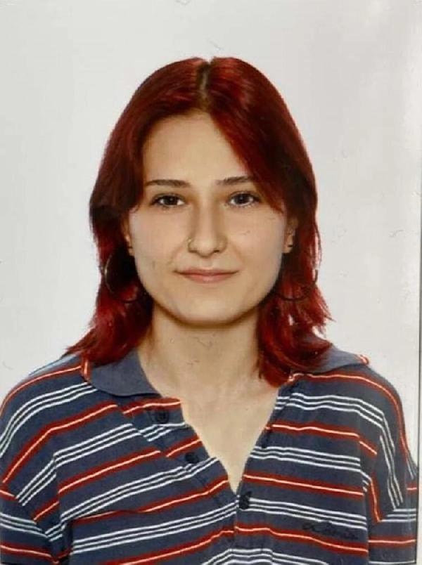 Gebze Atatürk Anadolu Lisesi 11’inci sınıf öğrencisi Büşra Kabataş, geçen yıl 7 Ekim günü Mustafapaşa Mahallesindeki evinde Taner Yaylacı tarafından işkence edilerek öldürüldü.