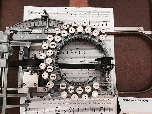17. 1950'lerde müzisyenler tarafından müzik notalarını basmak için kullanılan bir müzik daktilosu👇