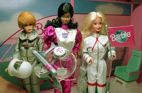 Uzaya giden iki Barbie bebekle birlikte, müzenin Virginia'daki Udvar-Hazy Center şubesinde 1965 Miss Astronaut, 1985 Astronot Barbie ve 1994 Ay İnişi Barbie olmak üzere üç farklı Astronot Barbie çeşidi daha bulunuyor.