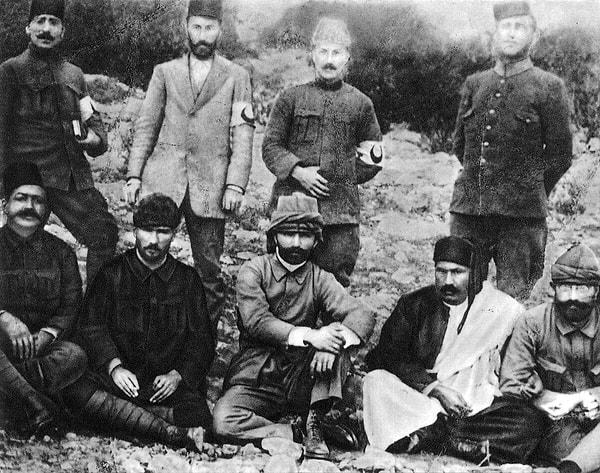 Hürriyet Kahramanı Enver Bey, 1911'de Binbaşı Mustafa Kemal Bey ile birlikte Trablusgarb'a giderek İtalyanlara karşı gerilla savaşı verdi.