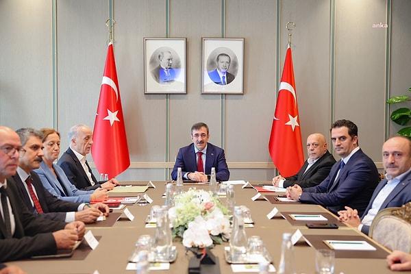 DİSK, TÜRK-İŞ, HAK-İŞ yöneticileri 1 Ağustos, salı günü Cumhurbaşkanı Yardımcısı Cevdet Yılmaz ile bir araya geldi. Söz konusu görüşmeye DİSK yöneticilerinden konfederasyonun genel başkanı Arzu Çerkezoğlu, DİSK Genel Başkan Yardımcısı Remzi Çalışkan, DİSK Genel Başkan Yardımcısı Alaaddin Sarı ve DİSK Yönetim Kurulu Üyesi Seyit Aslan katıldı.