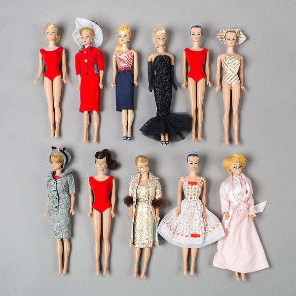 6. Genel olarak 1960'ların Barbie'lerinde mavi far ve .ılgın kıyafetler modaydı.
