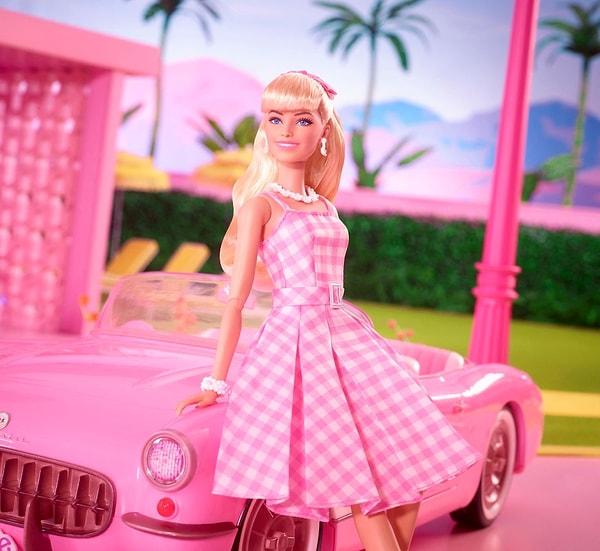 22. 2023 itibari ile Barbie artık hem eski haline dönüyor hem de bir taraftan modayı takip ediyor.