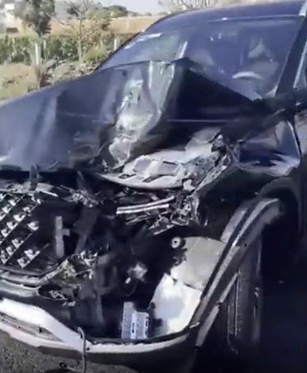 Çin merkezli bir otomotiv şirketi olan Chery'nin nasıl kaza yaptığına dair bilgi yer almazken, paylaşılan görüntülerde aracın önden hasar aldığı görülüyor.