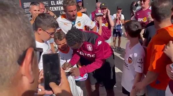 Sıradan Aston Villa taraftarını futbolcu zannedip fotoğraf çektiren Valencia taraftarları bir de o kişiden imza aldılar.