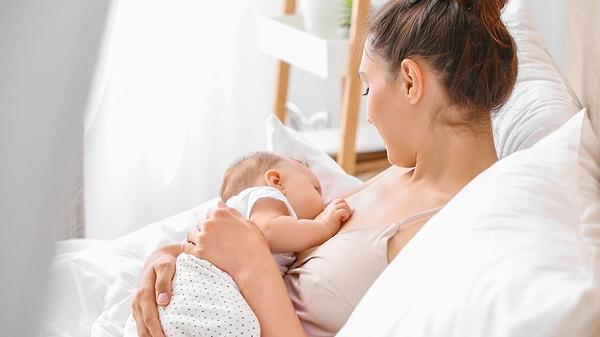 Emzirme sırasında, bebeklerin doğru pozisyonda olması ve hava yutmaması önemlidir.