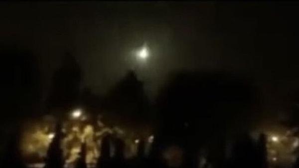 İstanbul'da saat 02.30 sıralarında gökyüzünde görülen sebebi bilinmeyen ışık hüzmesi meteor düştü iddialarına neden oldu.