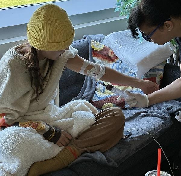 Bella Hadid, sosyal medyada tedavi sürecinden fotoğraflarını paylaşarak bu süreçte yanında olan annesine teşekkür etti.