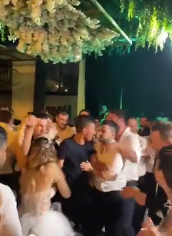 Kendini bir anda yerde bulan gelin çevredekilerin yardımı ile ayağa kalkarken, o anlar ise sosyal medyada gündem oldu.