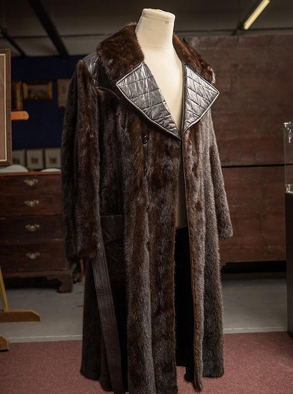 Şimdi ise satışa çıkan şey Elvis Presley tarafından giyilen özel yapım bir paltoydu.