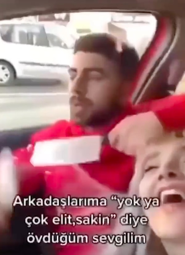 Arabanın içerisinde video çeken çift tuhaf davranışları ve şiddet içerikli konuşmaları ile vatandaşın tepkisini topladı.