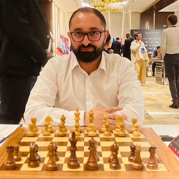 Satrançta büyükustalarımız Azerbaycan'da tüm dünyaya isimlerinden söz ettirmeye devam ediyor. GM Mustafa Yılmaz dünyanın en güçlü oyuncularından GM Fabiano Caruana ile berabere kaldı ve tie-break sonucu turnuvadan elendi.