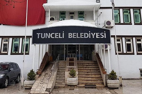 Paylaşımında devamında ise CHP'li diğer belediyelerle kıyas yaptı. Özcan'ın Bolu belediyesinde çalışanların maaşlarının yüksek olduğunu vurgulayarak "Türkiye’de Komünist Başkanın yönettiği Tunceli dahil (21.200 TL) hiçbir İl Belediyesi bu rakamlara ulaşamamıştır" diye yazması tepki topladı.