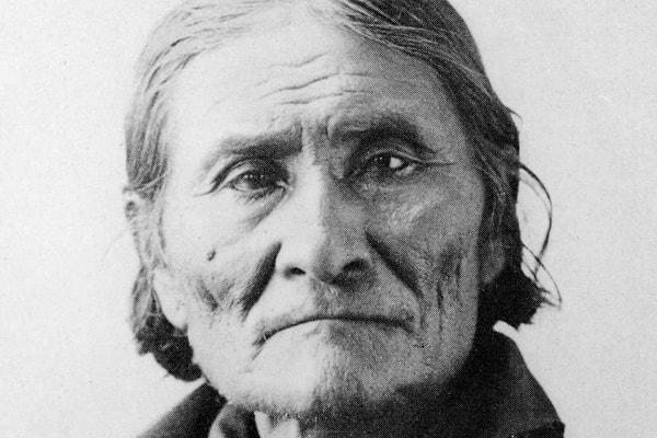 Şef Mahko'nun torunu olan Geronimo aslında bir şef değil, bir şamandı.