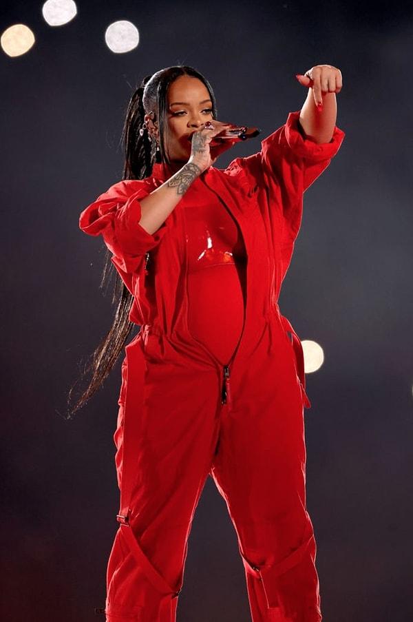 Yani Rihanna'yı o kadar uzun süredir hamile değilken görmüyoruz ki, herkese sanki Rihanna yüz yıldır hamileymiş gibi geliyor! 🙈