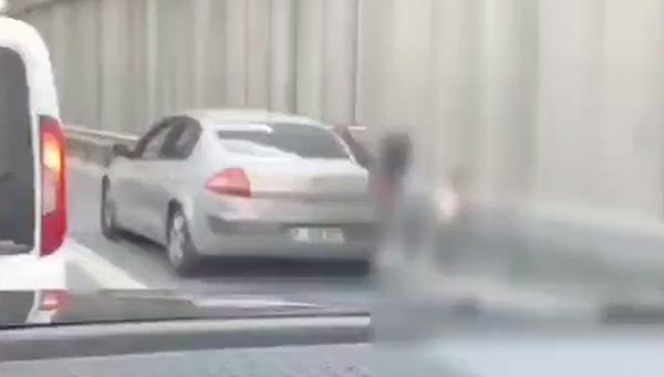İstanbul Seyrantepe'de FSM yolu üzerinde bir dilenci, dileneceği noktaya özel aracıyla bırakıldığı sırada görüntülendi.