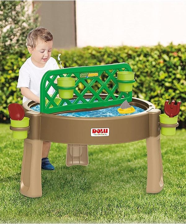 14. Çocuklarınız için mini bir bahçe, kum havuzu ya da sulu oyun alanı olabilen çok amaçlı bir aktivite masası.
