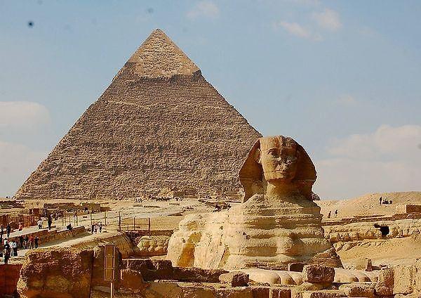On yıllar boyunca, araştırmacılar piramitler için, özellikle de Giza Piramit Kompleksi için bir avuç olası göksel hizalama önermişlerdir.