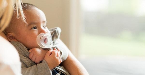 Emzik kullanırken belirli aralıklarla bebeğinizin emziğinin sağlam olup olmadığını kontrol etmelisiniz. Emziklerde zamanla kullanımdan doğan aşınmalar olabiliyor. Bu çatlakları kontrol etmek için bebeğinizin emziği ara ara incelemelisiniz.