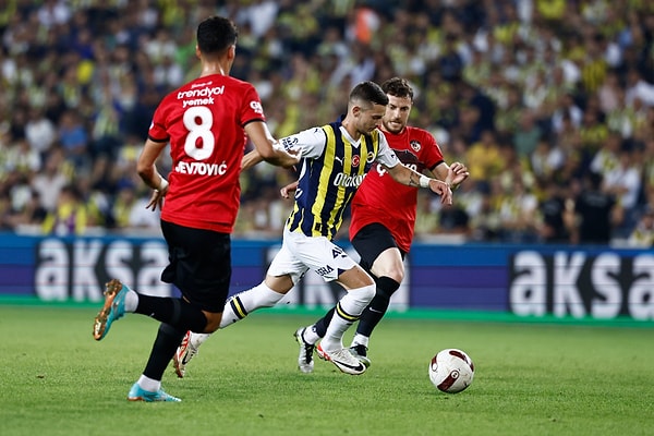 Karşılaşmada gol perdesini açan isim, Fenerbahçe'nin yeni golcüsü Edin Dzko oldu.