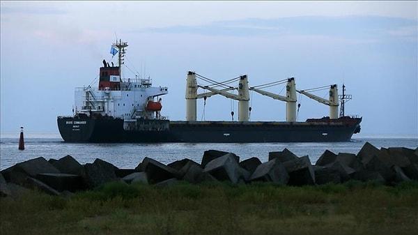 Rusya Savunma Bakanlığı'ndan bugün yapılan açıklamada, bir Rus savaş gemisinin Ukrayna'nın güneyindeki Izmail Limanı istikametine giden kargo gemisine uyarı ateşi açtığı bildirildi.