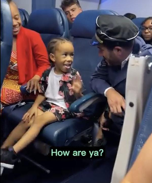 Videonun sonlarına doğru küçük çocuğun yanına gelen uçuş görevlisi çocuğu ve annesini başka bir koltuğa geçmeleri konusunda ikna ederek olayı çözüme ulaştırıyor.