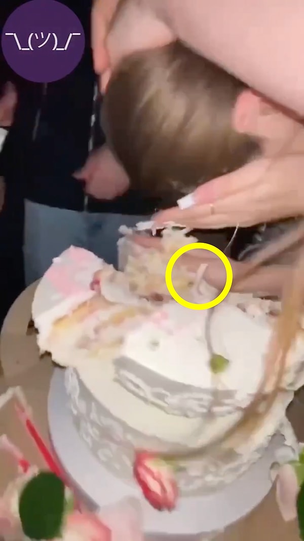 Çünkü pastanın içinde iki kat pasta kekinin birbirini tutması için yerleştirilen tahta çubuklardan yer alıyordu! Acıyla yüzünü kaldıran kadının gözüne bu çubuğun girdiği görülüyor!