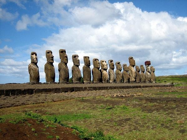8. Hangi adada "Moai" adı verilen devasa taş heykelleri görmek mümkündür?