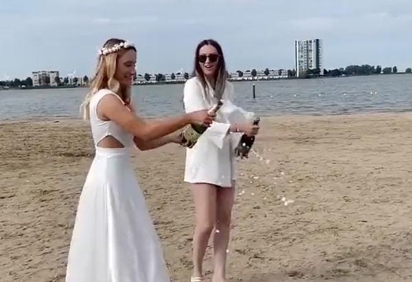 Sahilde yaptıkları küçük bir kutlama ile evlendiklerini duyuran çift o anlarını sosyal medyada paylaştı.