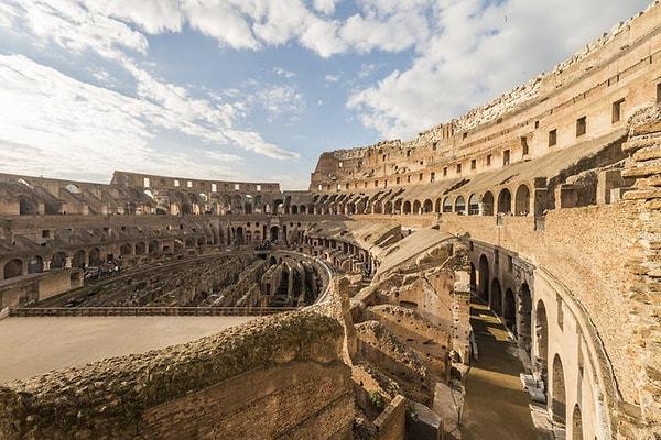 Roma İmparatorluğu MÖ 9. yüzyılda İtalya topraklarında kuruldu.