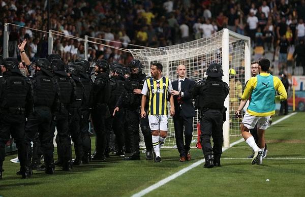 Fenerbahçe, tribünlerinin boşaltılmasına inat edercesine 80. dakikada Dusan Tadic ile 3-0'ı buldu. Karşılaşma bu skorla sona erdi.