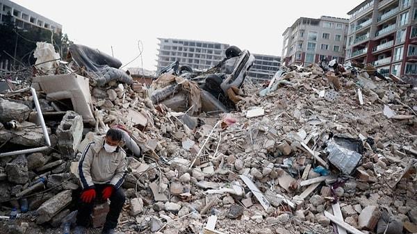 7,4 büyüklüğünde meydana gelen ve 45 saniye süren Marmara Depremi, Kocaeli, Sakarya, İstanbul, Düzce ve Yalova'da büyük bir yıkıma yol açtı. Depremde 17 bin 480 kişi hayatını kaybetti, 43 bin 953 kişi yaralandı.