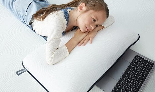 Uyku sürecinde vücut ısısını dengede tutarak aşırı terlemeyi engelleyen özel bir kumaşa sahip bir yastık tercihi, rahat ve huzurlu bir uyku deneyimi sunar.