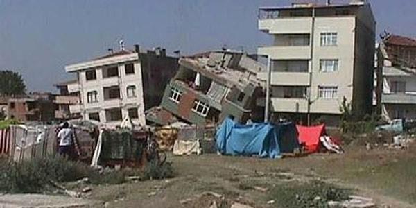 Meydana gelen 7,4 şiddetindeki İzmit depremi Türkiye'yi vurdu ve 17 binden fazla kişinin ölümüne sebep oldu.