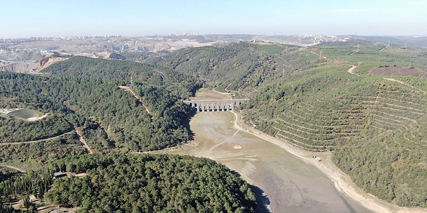 Vatandaşların su tasarrufu konusunda duyarlı olmaya çağıran Solmaz, ''En kurak sezonda bile bizim Avrupa Yakası'nda bir su sıkıntısı yaşamamamız için gerekli tedbirleri alıyoruz. Buharlaşma doğal bir olay, sadece bugün değil, her sene yaşıyoruz. Her sene 40 milyon metreküp ile 60 milyon metreküp arasında bir buharlaşmayla karşılaşırız” ifadelerini kullandı.