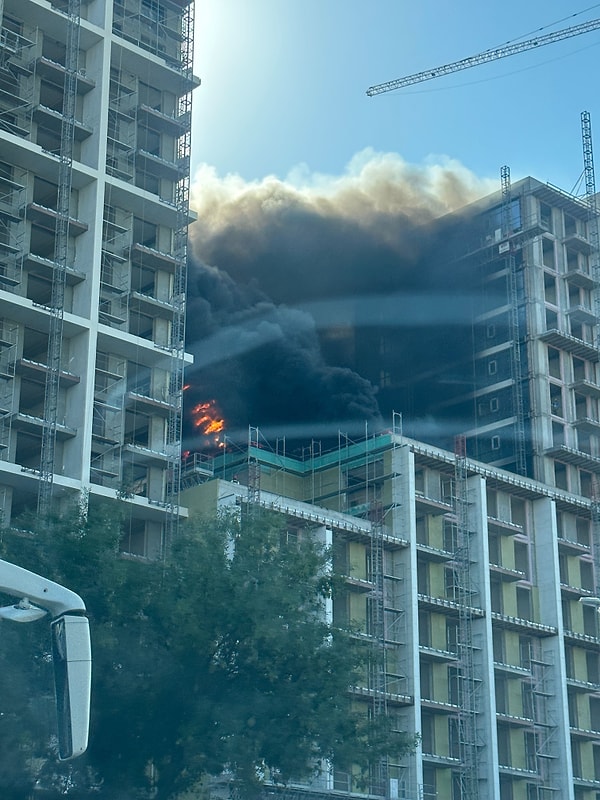 Ankara’nın Yenimahalle ilçesinde bulunan AnkaMall alışveriş merkezinin karşısında Merkez Ankara isimli inşaat projesinde yangın çıktı.