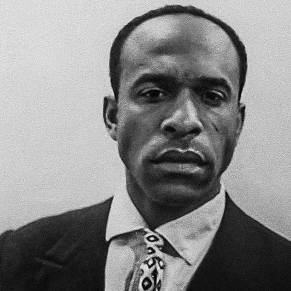 Eğitimine Fransa'da başlayan Fanon, Lyon'da tıp okuyarak psikiyatrist olarak yetişti. Bu süreçte özellikle insan psikolojisi ve ruh sağlığına duyduğu ilgi, ilerleyen yıllarda yazdığı eserlerdeki analizlerine yansıdı.